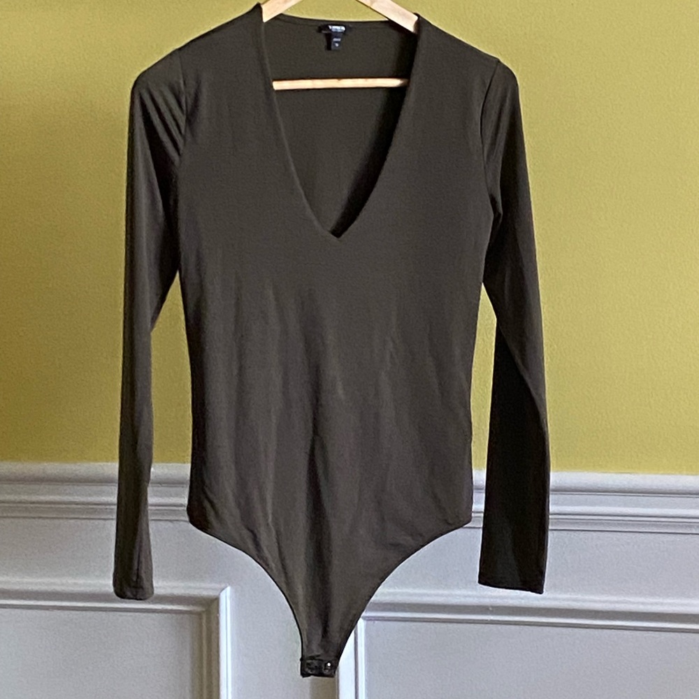 Express V-Neck Compression Top - Picture 2 of 2